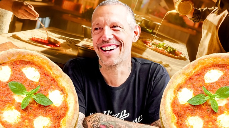 Anthony Mangieri entouré de pizzas napolitaines