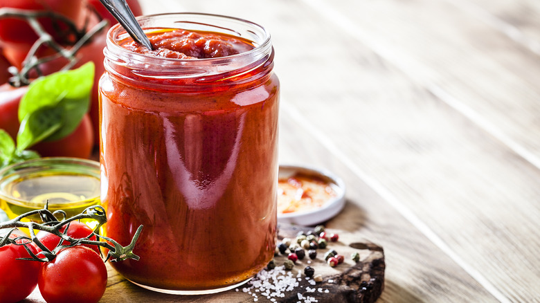 Un pot en verre de sauce tomate