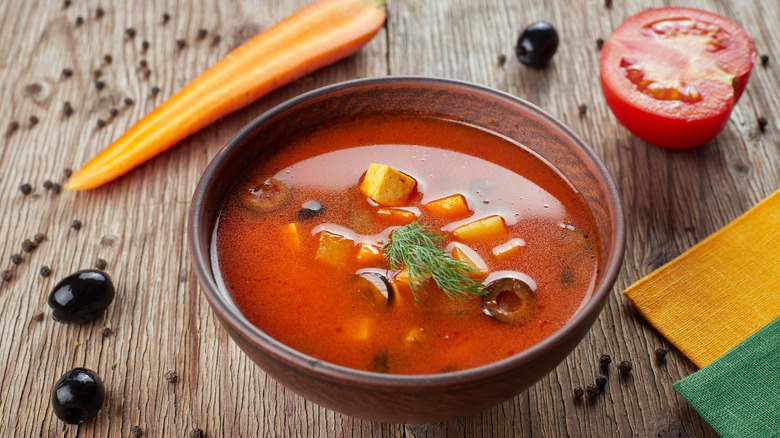 soupe sans produits laitiers à côté d'ingrédients crus