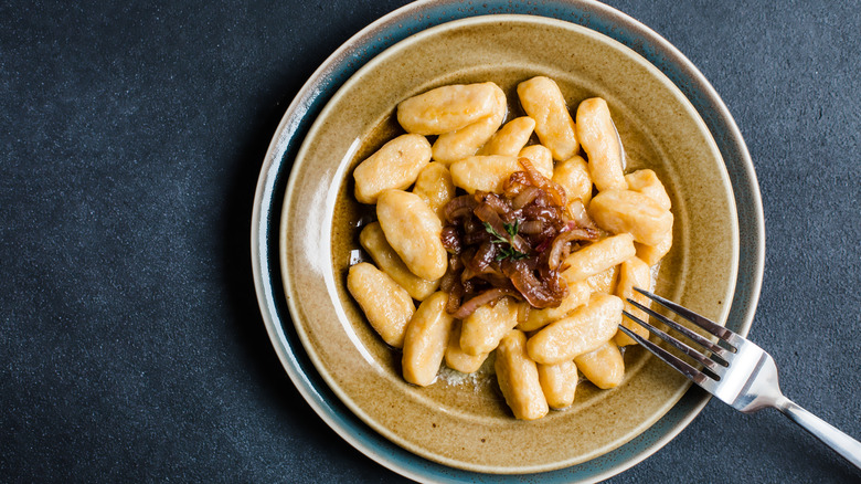 gnocchis garnis d'oignons caramélisés