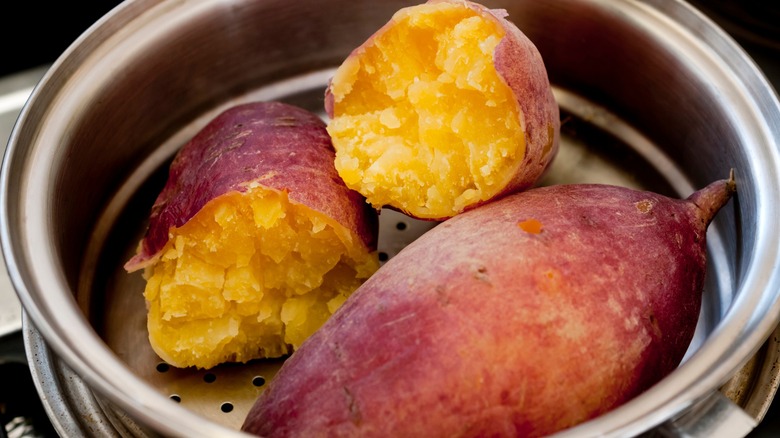 Cuisson à la vapeur de patates douces entières