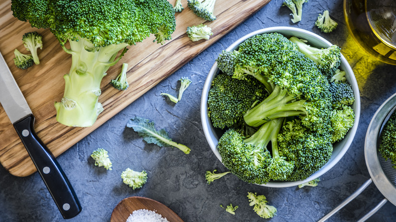 plateau et bol de fleurons de brocoli 