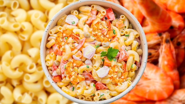 Vue de dessus de la salade de macaroni aux crevettes