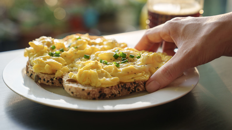 oeufs brouillés sur toast