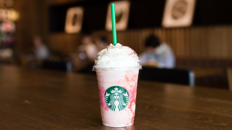 Un Frappuccino Starbucks sur une table