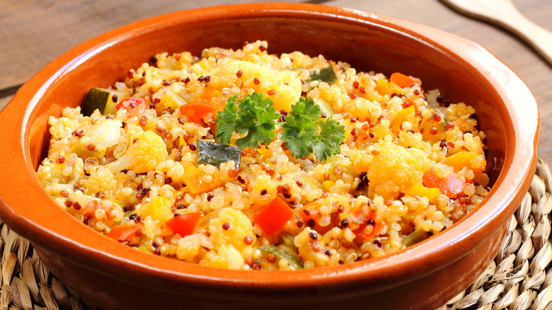 Quinoa aux légumes dans un bol 