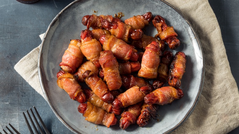 Assiette de saucisses cocktail enveloppées de bacon 