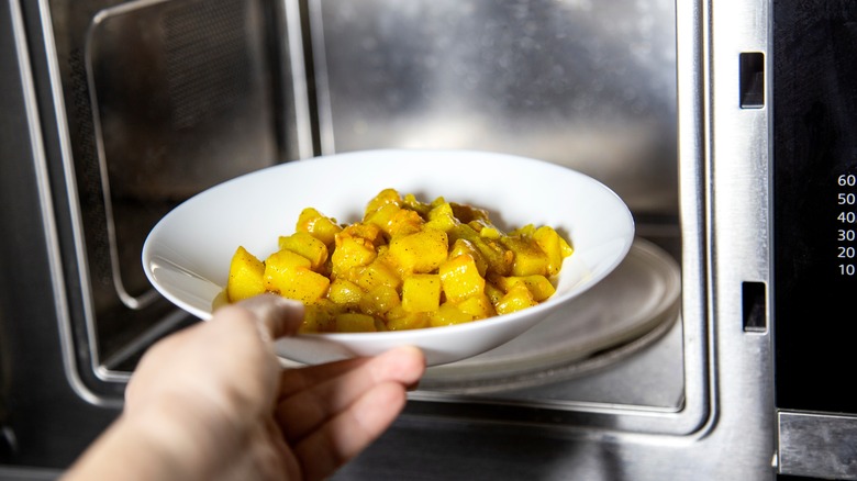 Pommes de terre coupées en dés sorties du micro-ondes 