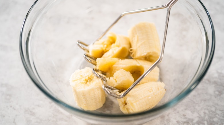 bananes écrasées dans un bol en verre