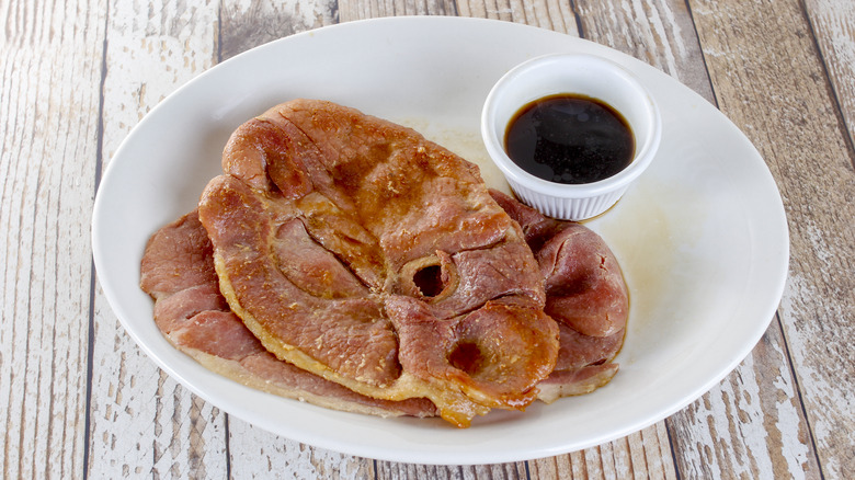 Jambon de campagne et sauce aux yeux rouges