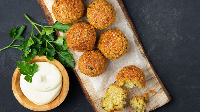 Falafel frit dans une assiette