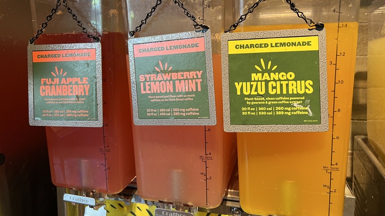 Trois contenants de limonade chargée