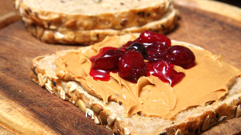 Sandwich au beurre de cacahuète et raisins sautés 