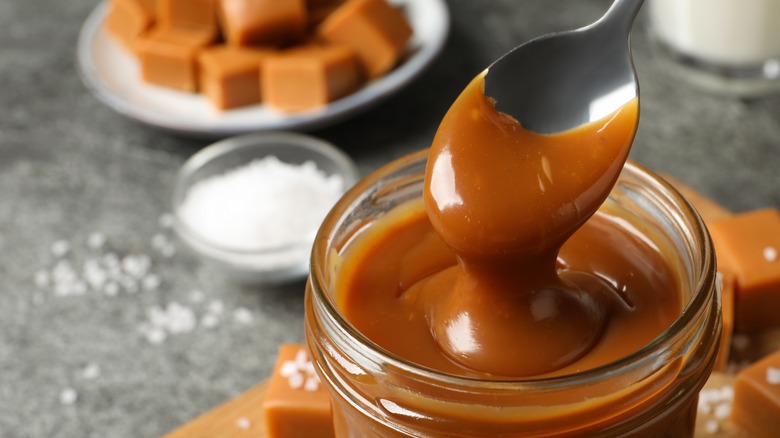 Caramel à la cuillère dans un bocal