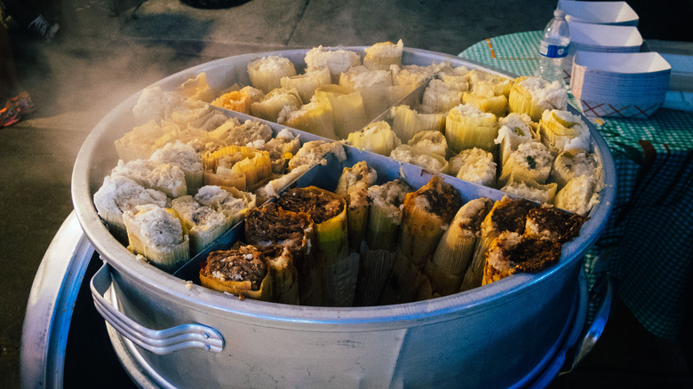 tamales cuits à la vapeur dans une tamalera