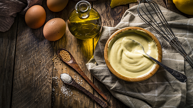 photo aérienne des ingrédients de la mayonnaise 