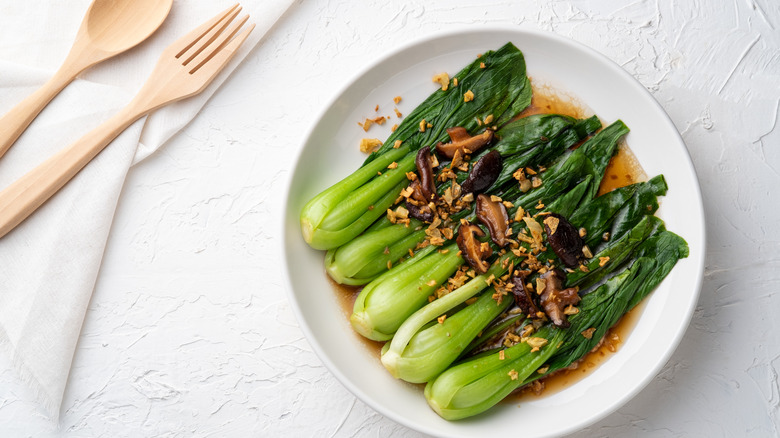 Bok choy, champignons et ail