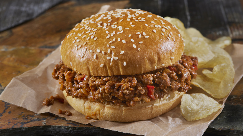 Sloppy Joe dans une assiette avec des frites