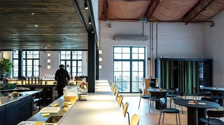 L'intérieur du Silo de Londres avec des tables, des chaises et un bar