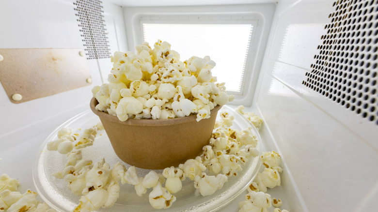 popcorn au micro-ondes dans un bol