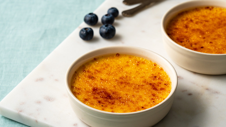 crème brûlée et myrtilles 