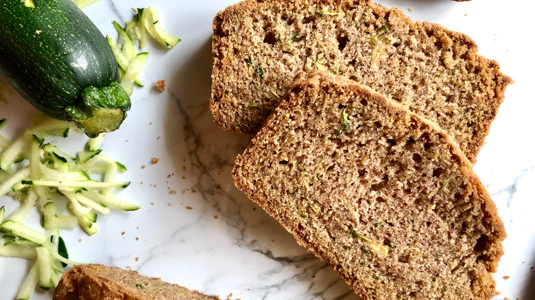 Tranches de pain aux courgettes et courgettes râpées