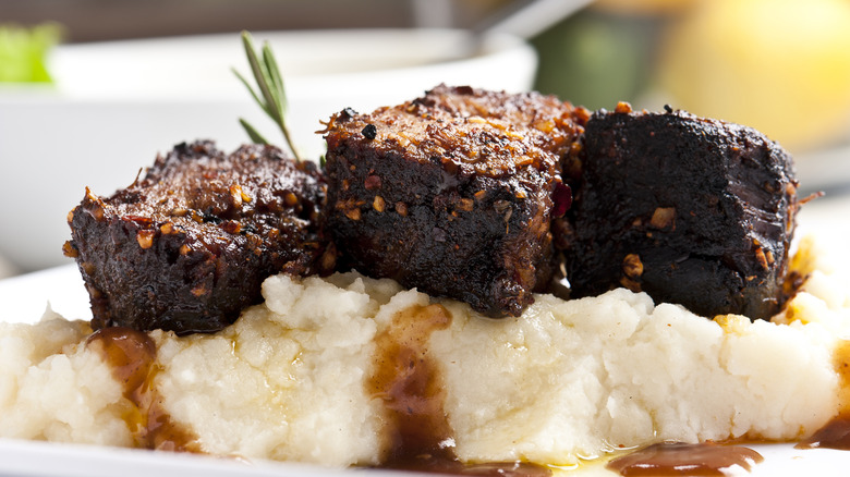 côtes de boeuf sur purée de pommes de terre