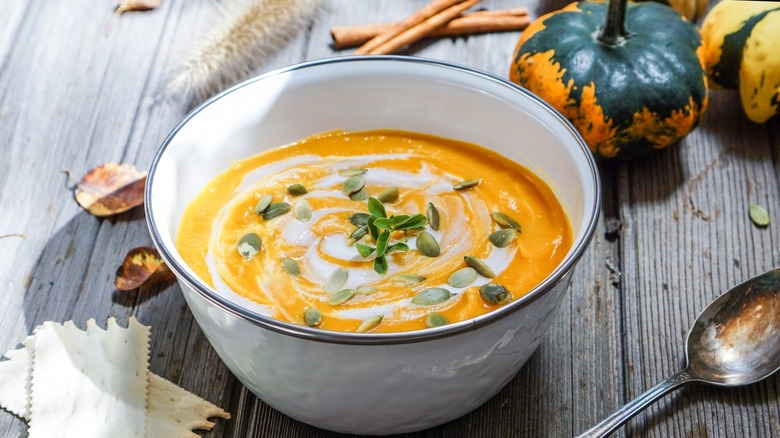 Soupe de courge poivrée dans un bol