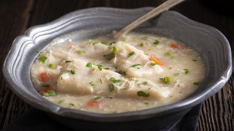 Poulet et boulettes dans un bol gris