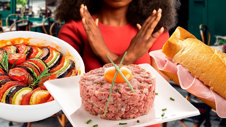 Une femme refuse les plats français au restaurant