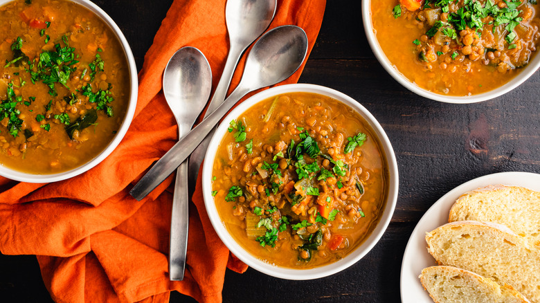 bols de soupe aux lentilles et légumes