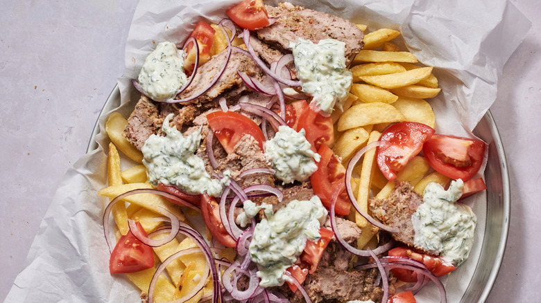 Frites gyro garnies sur assiette 