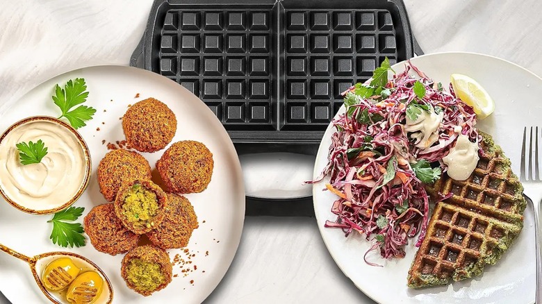 Falafels sur une assiette à côté d'une gaufre de falafel sur une assiette 