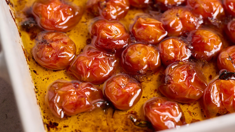 Tomates cerises confites en plat à gratin