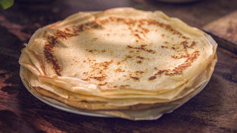 assiette de crêpes sur bois