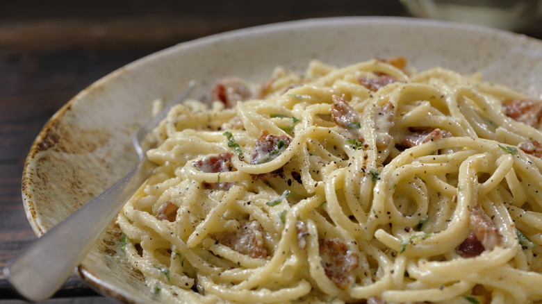 gros plan de la carbonara plaquée