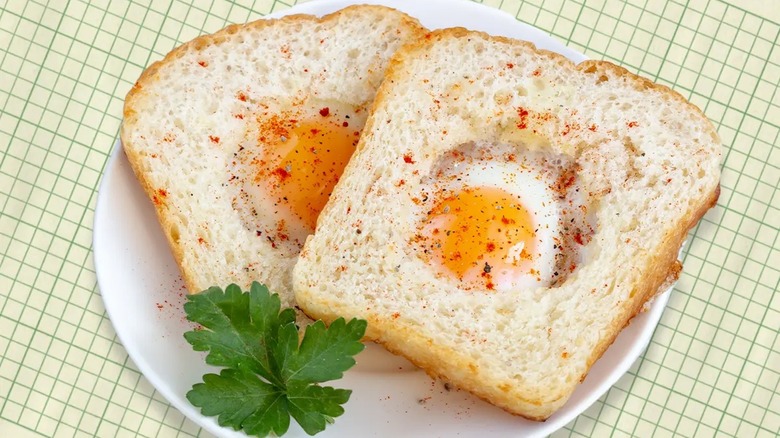 Sandwich à l'œuf dans un trou