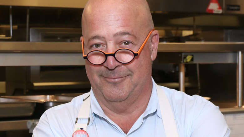 Andrew Zimmern avec des lunettes