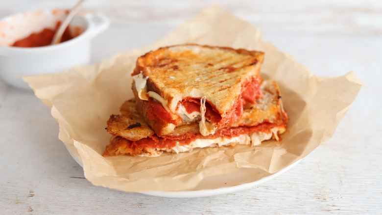 Panini à la pizza au pepperoni sur du papier sandwich