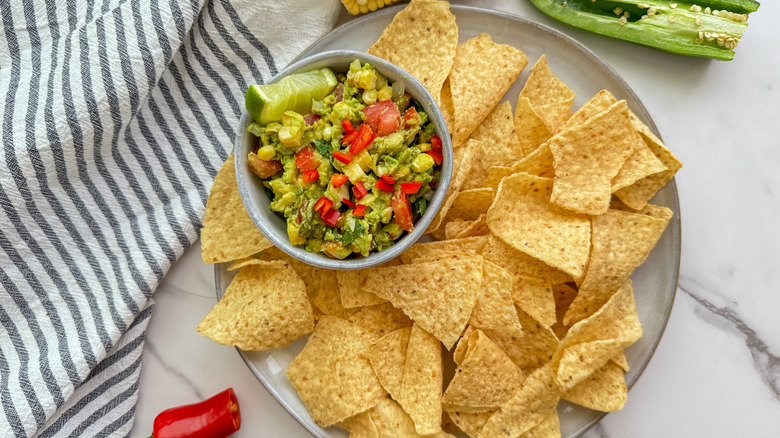 plateau de chips et guacamole