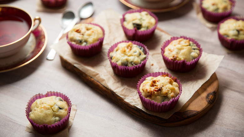 muffins salés servis à table