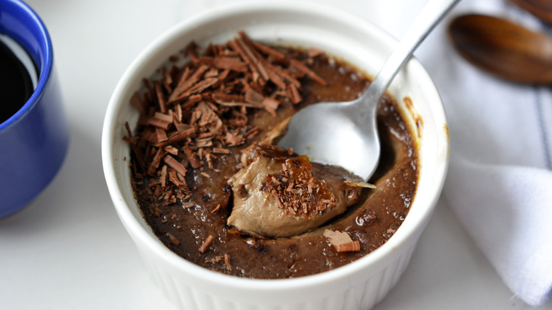 crème brûlée au chocolat moka avec une cuillère dans un ramequin