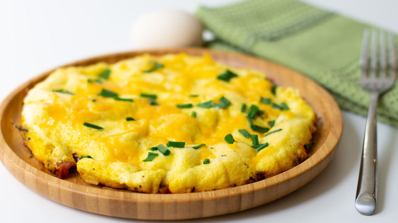 omelette moelleuse aux oignons verts dans une assiette