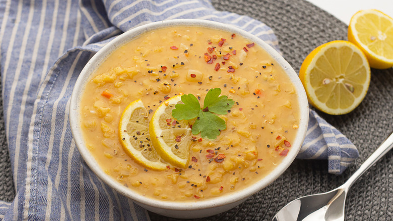 Soupe de lentilles aux citrons tranchés