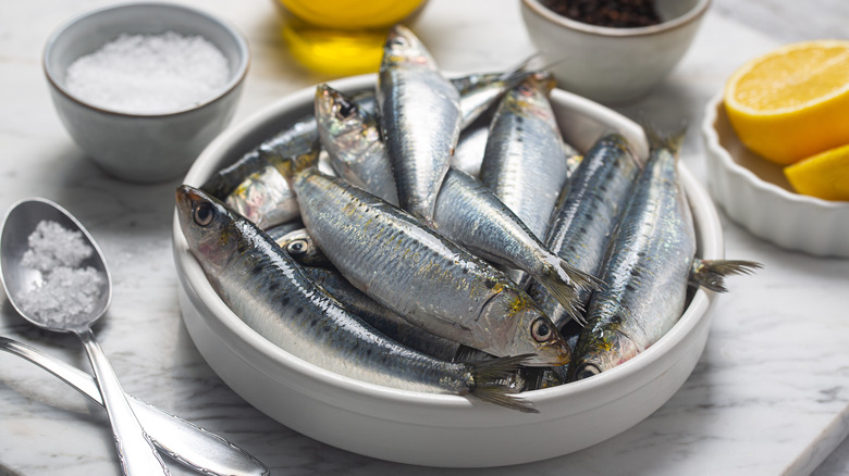 Sardines dans un bol avec du sel