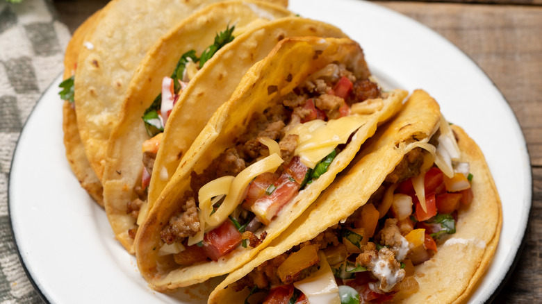 tacos à coque dure fraîchement frits avec du bœuf et du pico de gallo