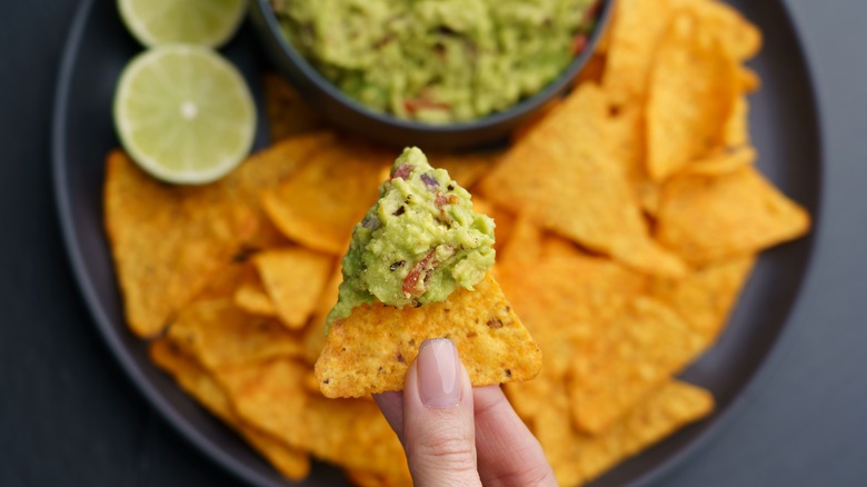 chips trempées dans du guacamole 