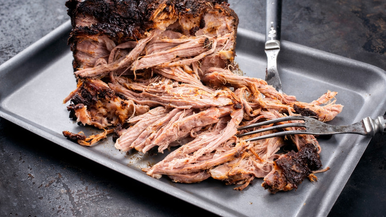 Porc effiloché au barbecue sur un plateau