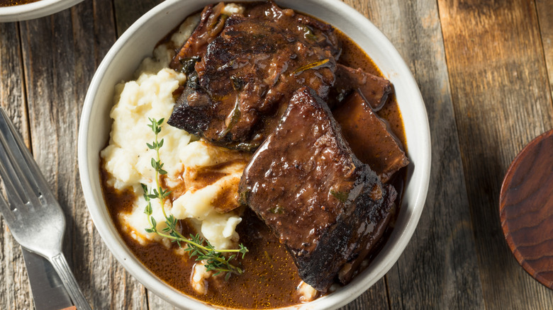 Côtes courtes braisées avec purée de pommes de terre