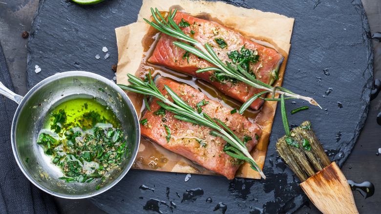 Saumon enrobé d'une marinade aux herbes fraîches